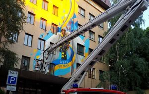 Мурал расположен на трех стенах, которые благодаря проекции объединяются в одну плоскость