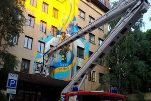 Мурал расположен на трех стенах, которые благодаря проекции объединяются в одну плоскость