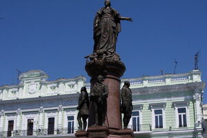 Офіційно пам'ятник має назву "Засновникам Одеси"