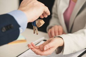 Перед початком співпраці з рієлтором або агентством треба ознайомитися з досвідом роботи, наявністю сертифікатів, а також дізнатися про успішно закриті угоди