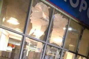 Взрыв рядом со зданием произошел около 22.00