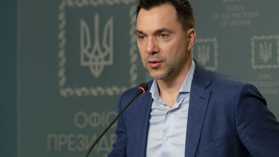 Признаком наступательной доктрины РФ стало возрождение ею инженерно-понтонных частей, отметил Арестович