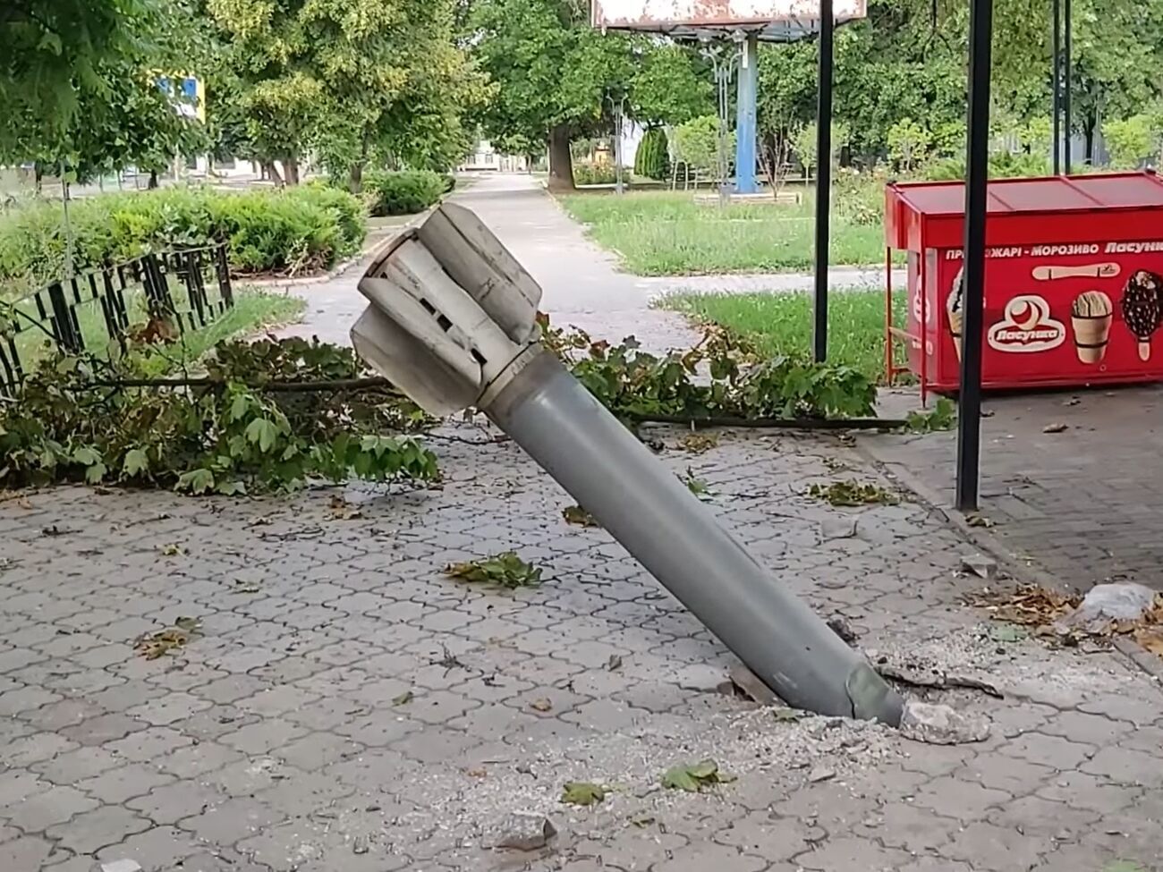 Один из фрагментов снаряда оккупантов упал рядом с супермаркетом, отметил Кириленко