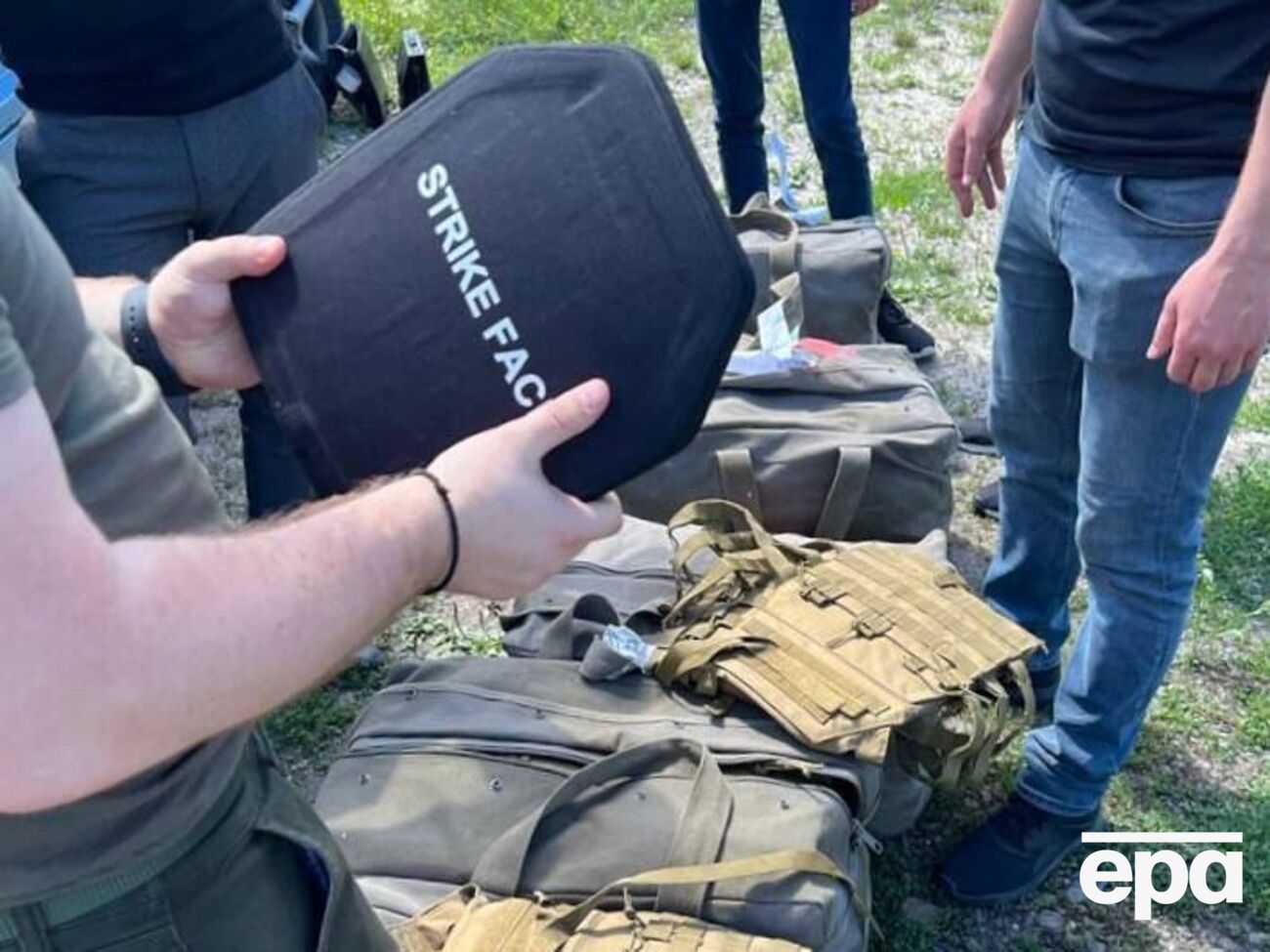 Під час оперативних дій правоохоронці купили в підозрюваного 49 бронежилетів за 620 тис. грн