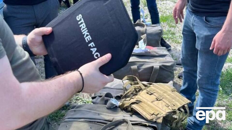Під час оперативних дій правоохоронці купили в підозрюваного 49 бронежилетів за 620 тис. грн