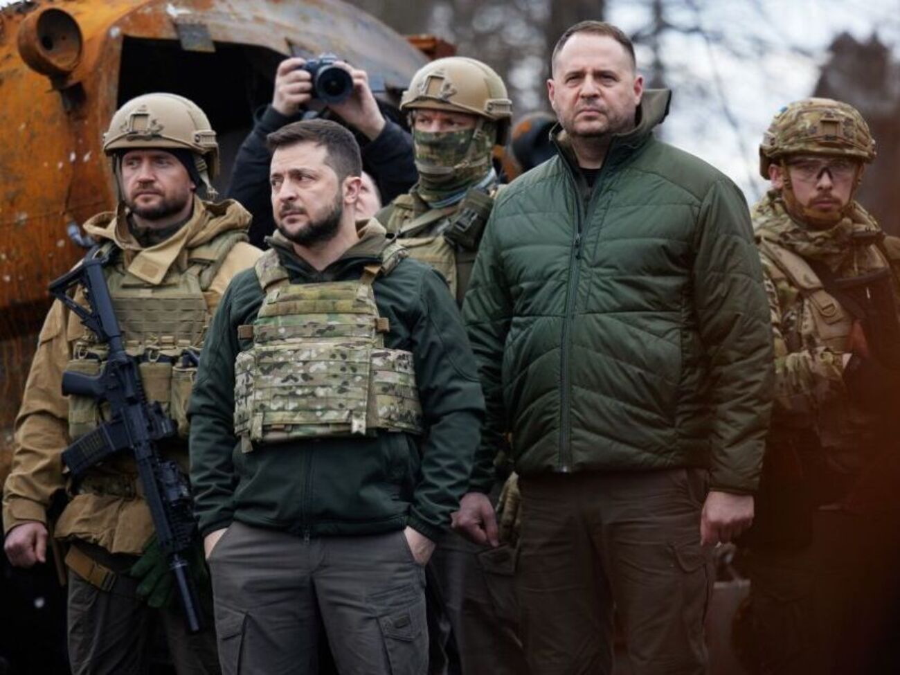 На Єрмака (другий зліва), за словами його радника, на початку вторгнення бронежилета не знайшлося