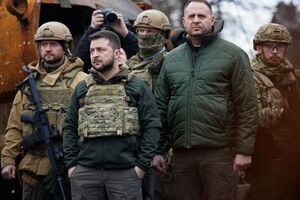 На Єрмака (другий зліва), за словами його радника, на початку вторгнення бронежилета не знайшлося