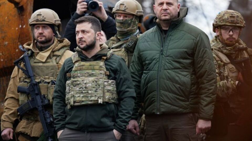 На Єрмака (другий зліва), за словами його радника, на початку вторгнення бронежилета не знайшлося