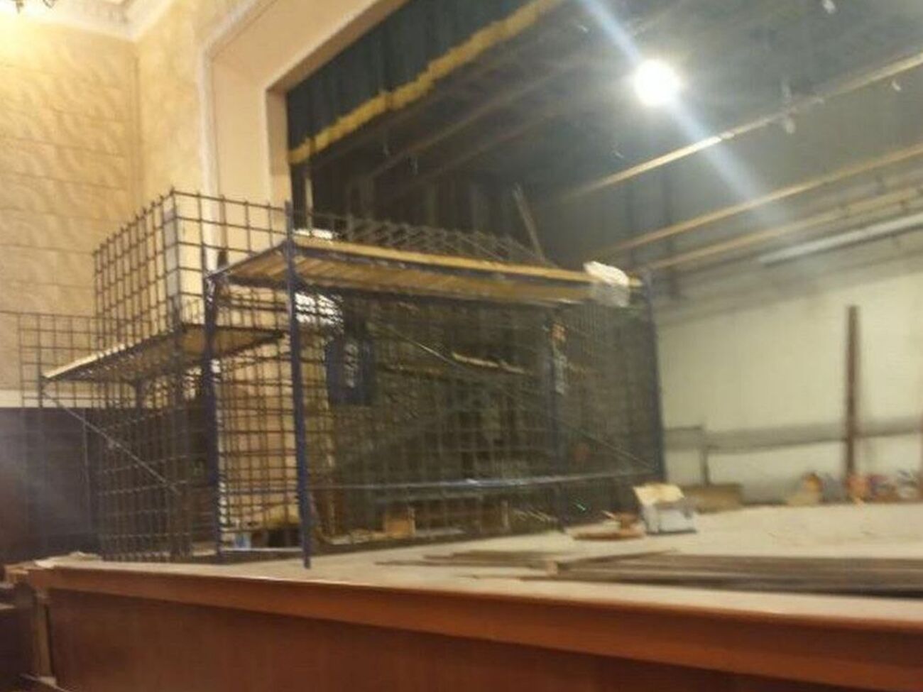 Оккупанты устанавливают тюремные клетки на сцене филармонии в Мариуполе
