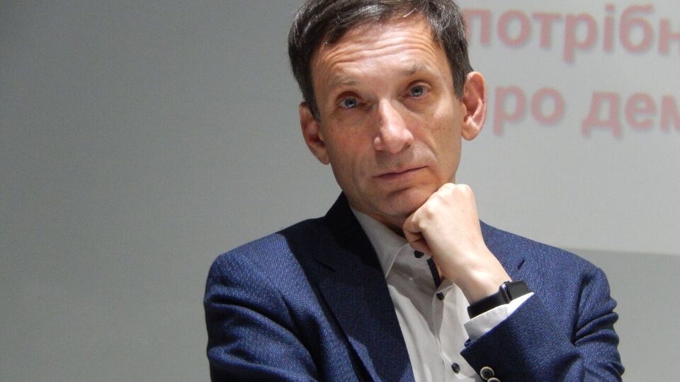 Портников нашел у себя под кроватью записывающее устройство с инвентарным номером