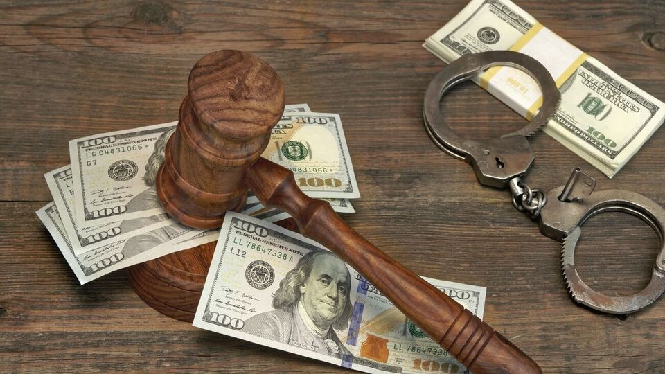 Судью приговорили к семи годам тюрьмы с конфискацией всего имущества и лишением права занимать должность судьи сроком на три года