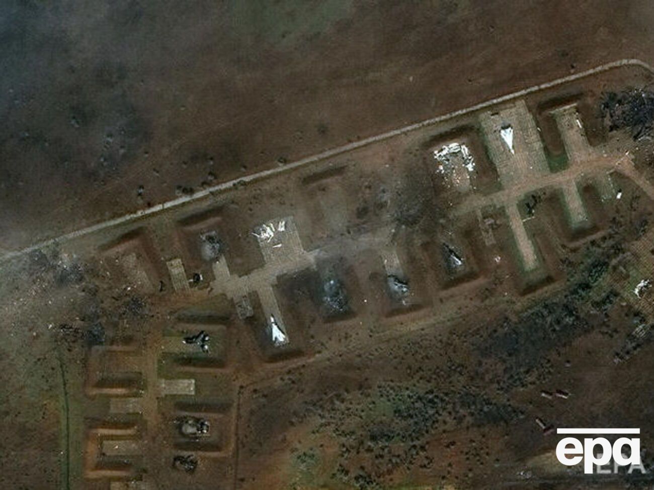 На аэродроме в Крыму уничтожено или повреждено минимум девять самолетов, сообщил CNN со ссылкой на бывшего пилота Питера Лейтона