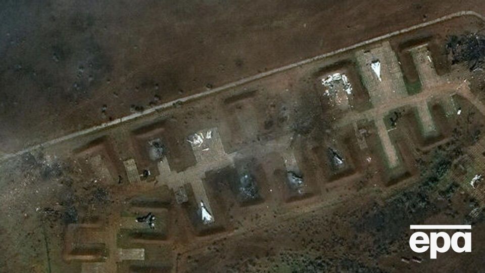 На аэродроме в Крыму уничтожено или повреждено минимум девять самолетов, сообщил CNN со ссылкой на бывшего пилота Питера Лейтона