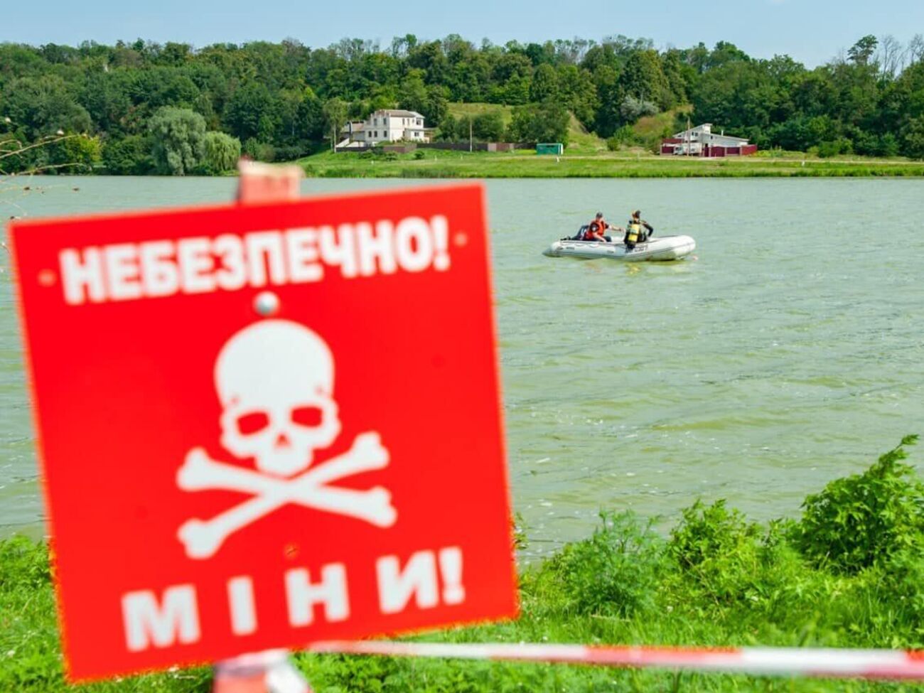 В ходе поездки в Сумскую область Монастырский увидел, как разминируется водное пространство