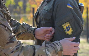 Оккупанты используют для провокаций в Мариуполе захваченную на базе "Азова" форму