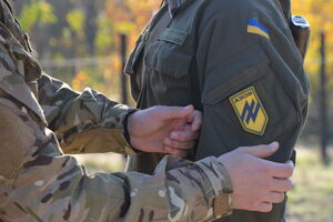 Окупанти використовують для провокацій у Маріуполі захоплену на базі "Азову" форму