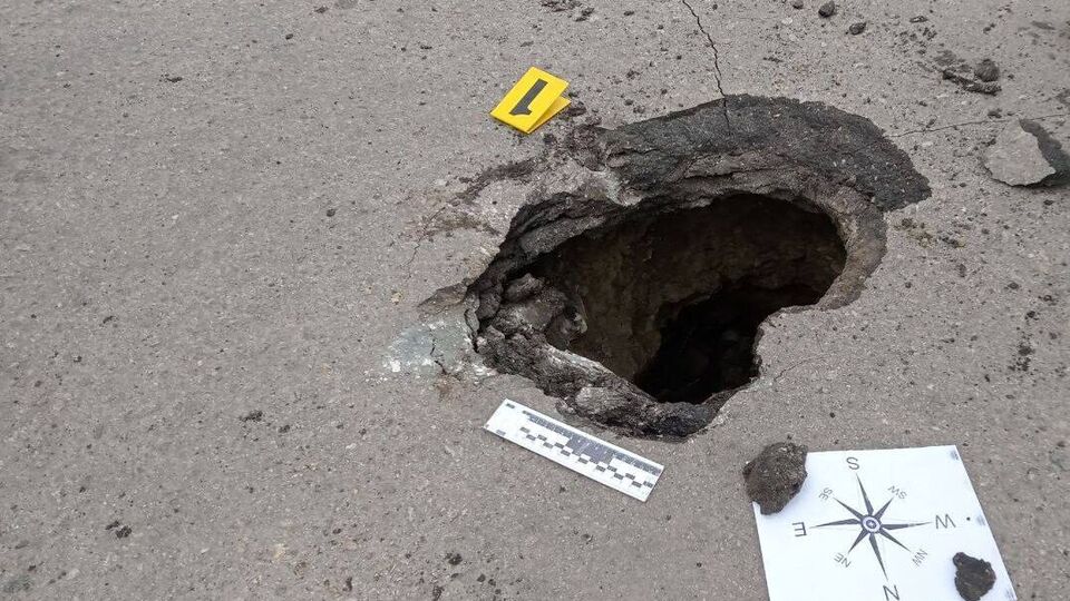 У Новобаварському районі ракета влучила в полотно дороги поряд з адміністративною будівлею