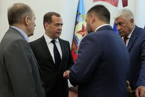 Медведев провел "совещание" на временно оккупированной территории Луганской области
