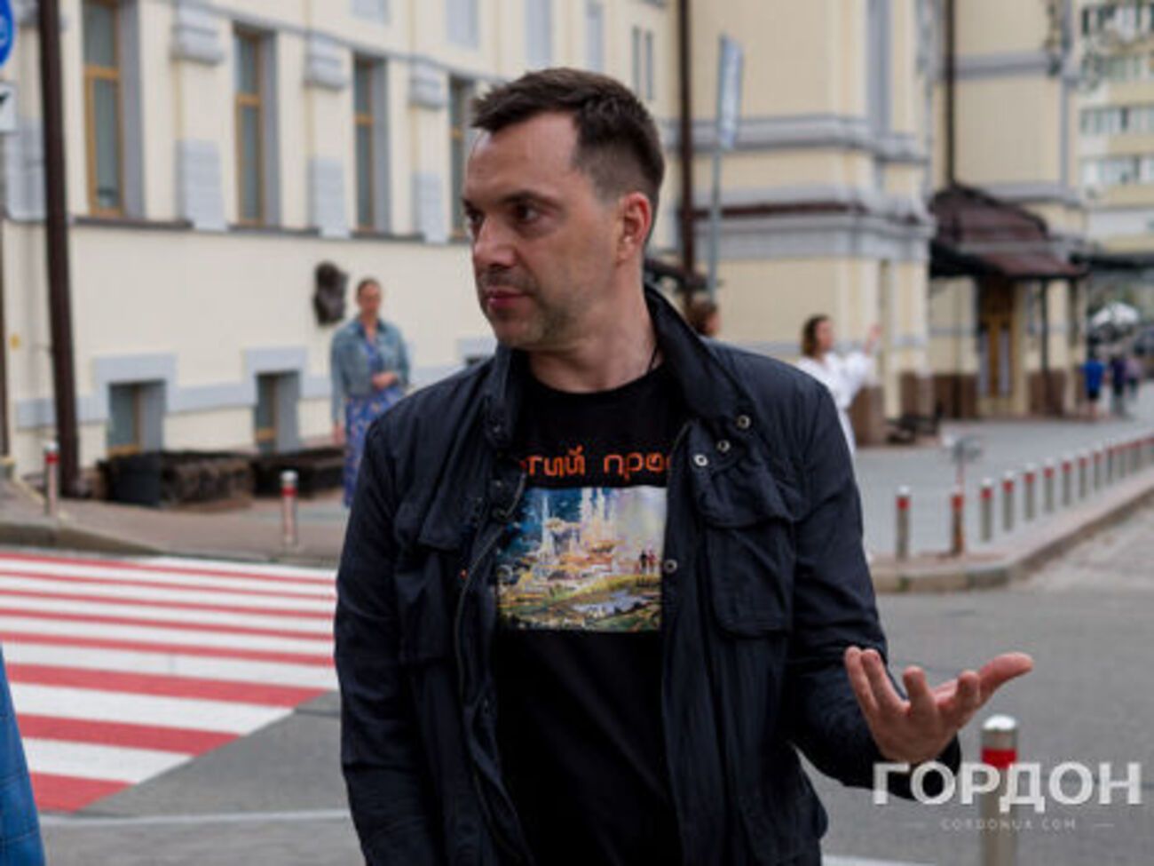 Арестович підкреслив, що українська влада активно працює над тим, щоб звільнити азовців