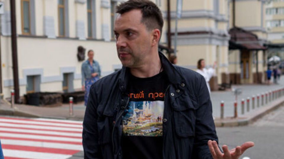 Арестович підкреслив, що українська влада активно працює над тим, щоб звільнити азовців