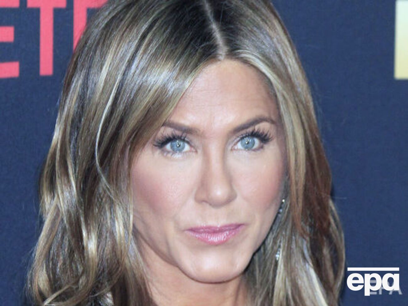 Энистон стала широко известной после выхода на экран комедийного сериала "Друзья"