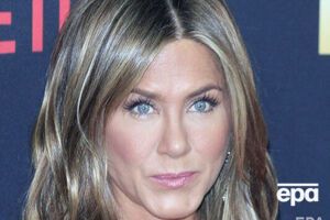 Энистон стала широко известной после выхода на экран комедийного сериала "Друзья"