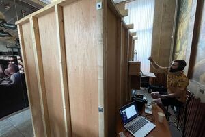 Для зйомок фільму створили відеокабіну, зайшовши до якої, учасники проєкту розповідають свої історії