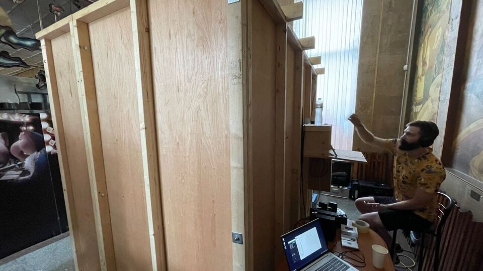 Для зйомок фільму створили відеокабіну, зайшовши до якої, учасники проєкту розповідають свої історії