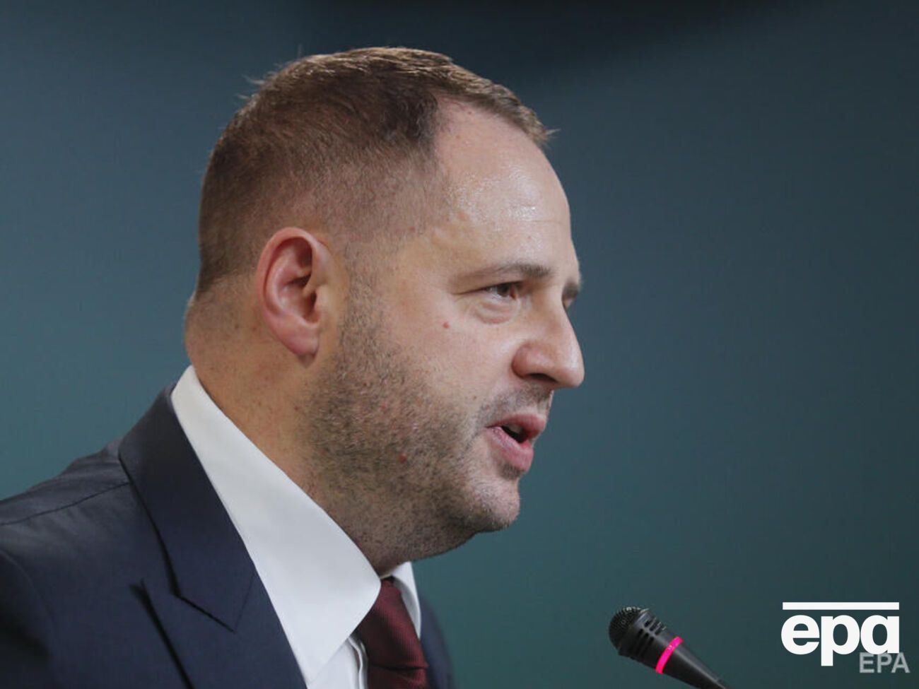 Арестович заявил, что за Ермаком (на фото) следят спецслужбы