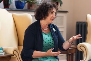 Симмонс в 2019 году была назначена послом Великобритании в Украине