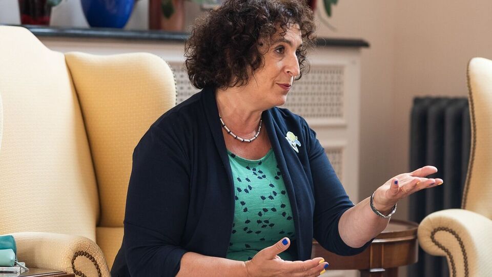 Сіммонс 2019 року призначили послом Великобританії в Україні