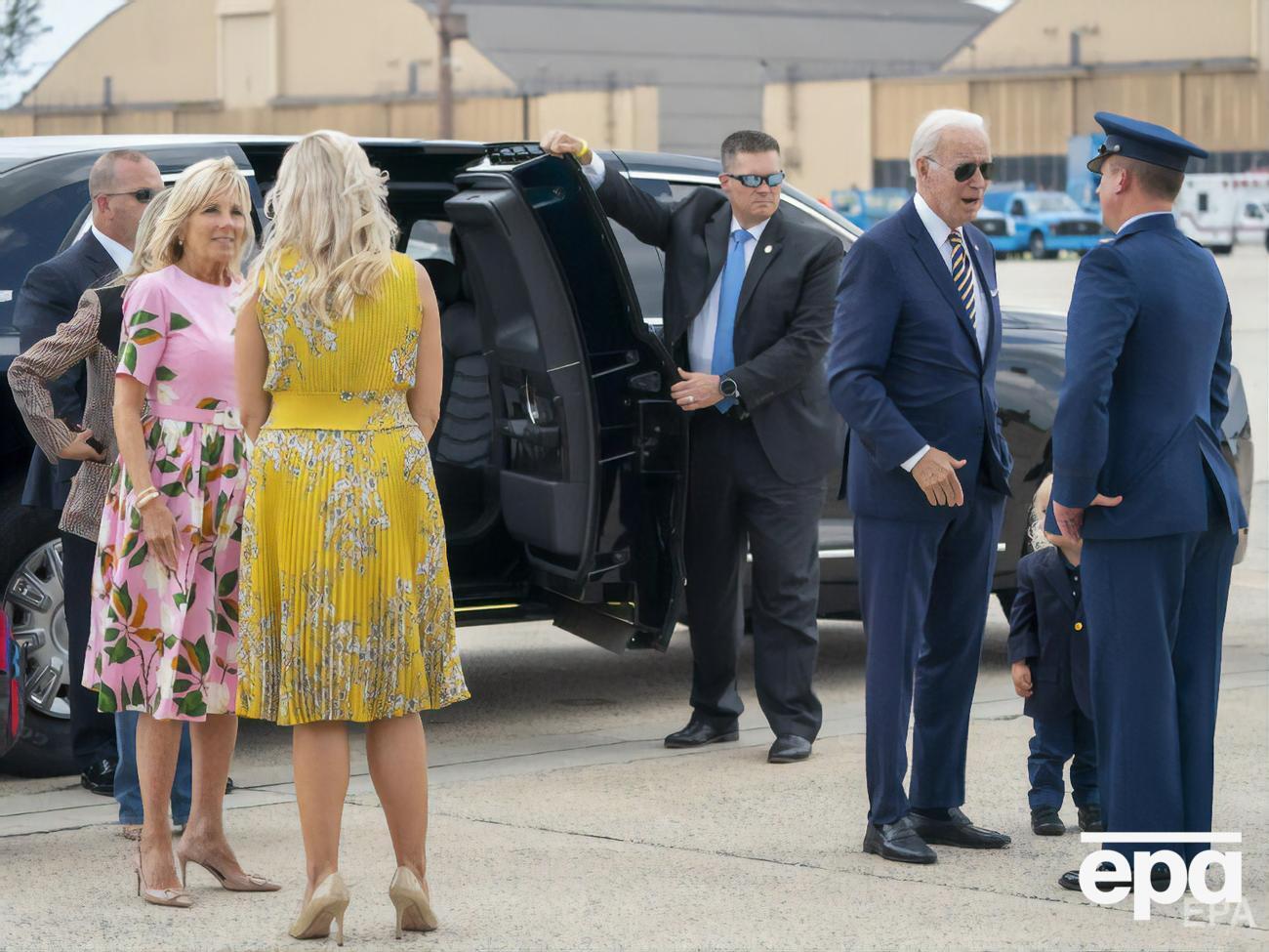 Байден отправился в отпуск с женой, сыном, невесткой и своим двухлетним внуком
