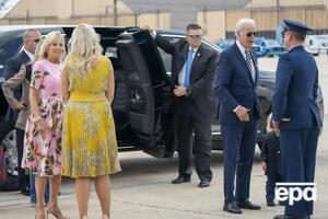 Байден отправился в отпуск с женой, сыном, невесткой и своим двухлетним внуком