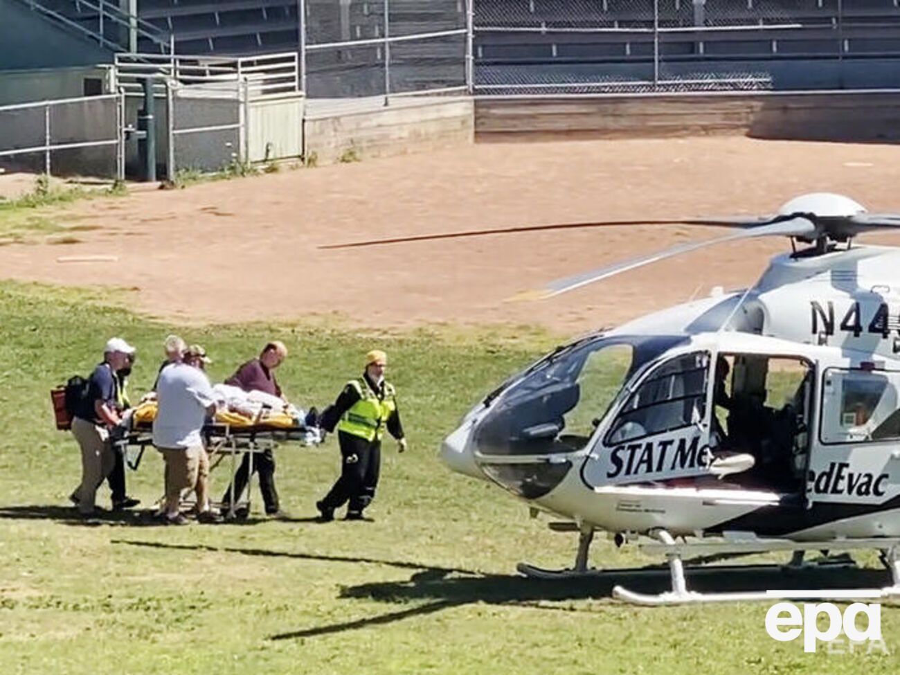 На Рушди напали с ножом перед его лекцией