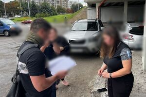 Підозрювану затримали під час зйомки військової частини