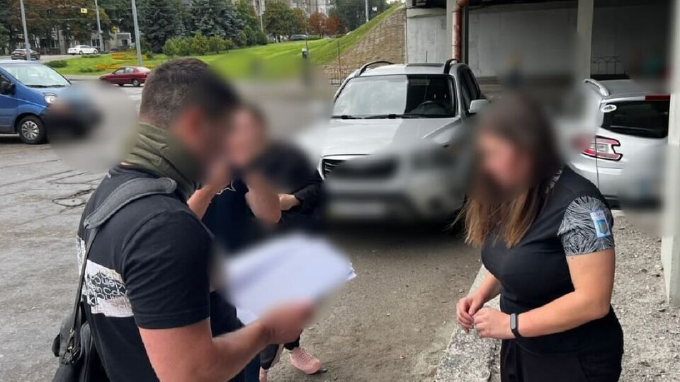 Підозрювану затримали під час зйомки військової частини