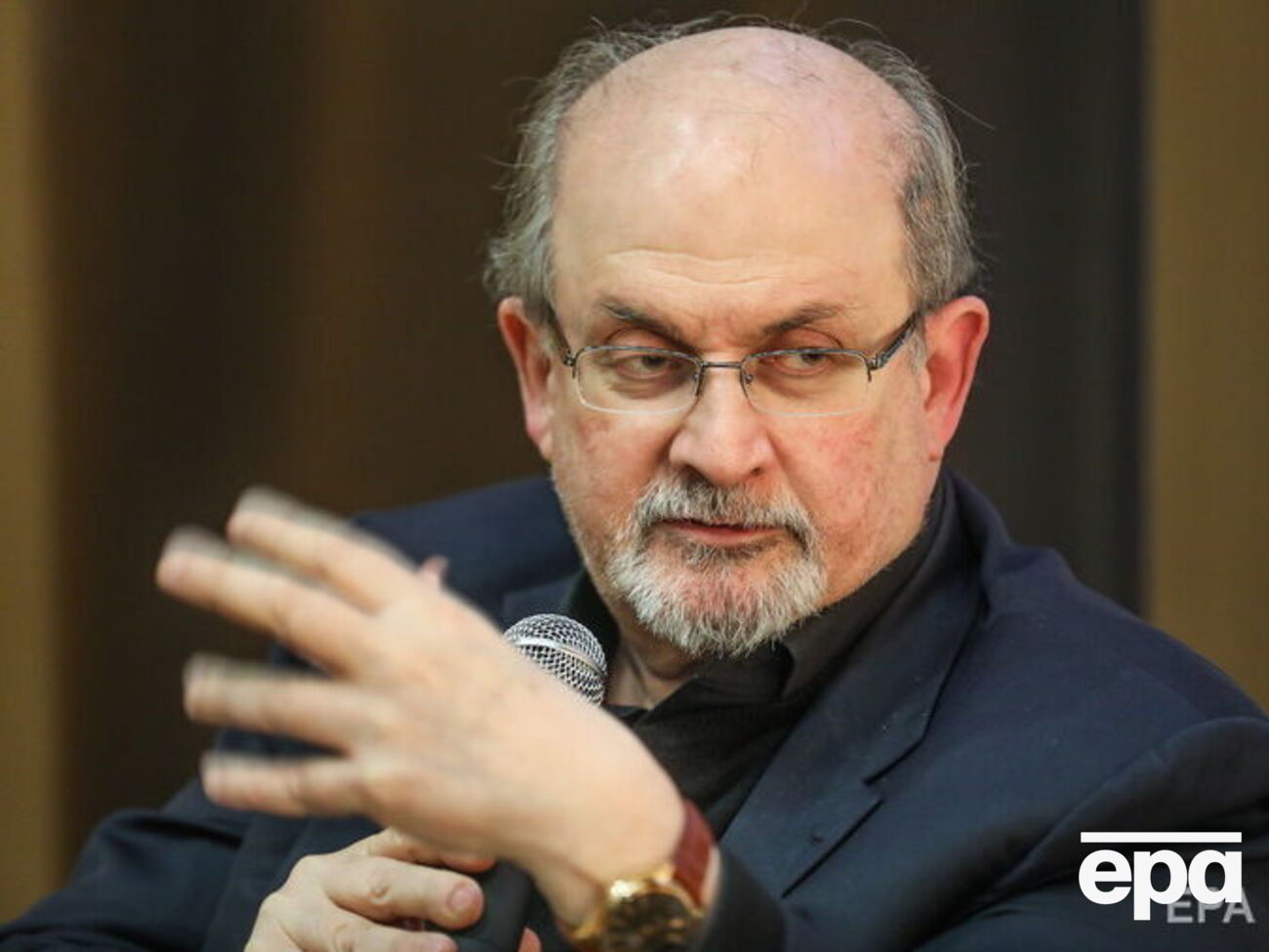 На Рушді напали з ножем 12 серпня