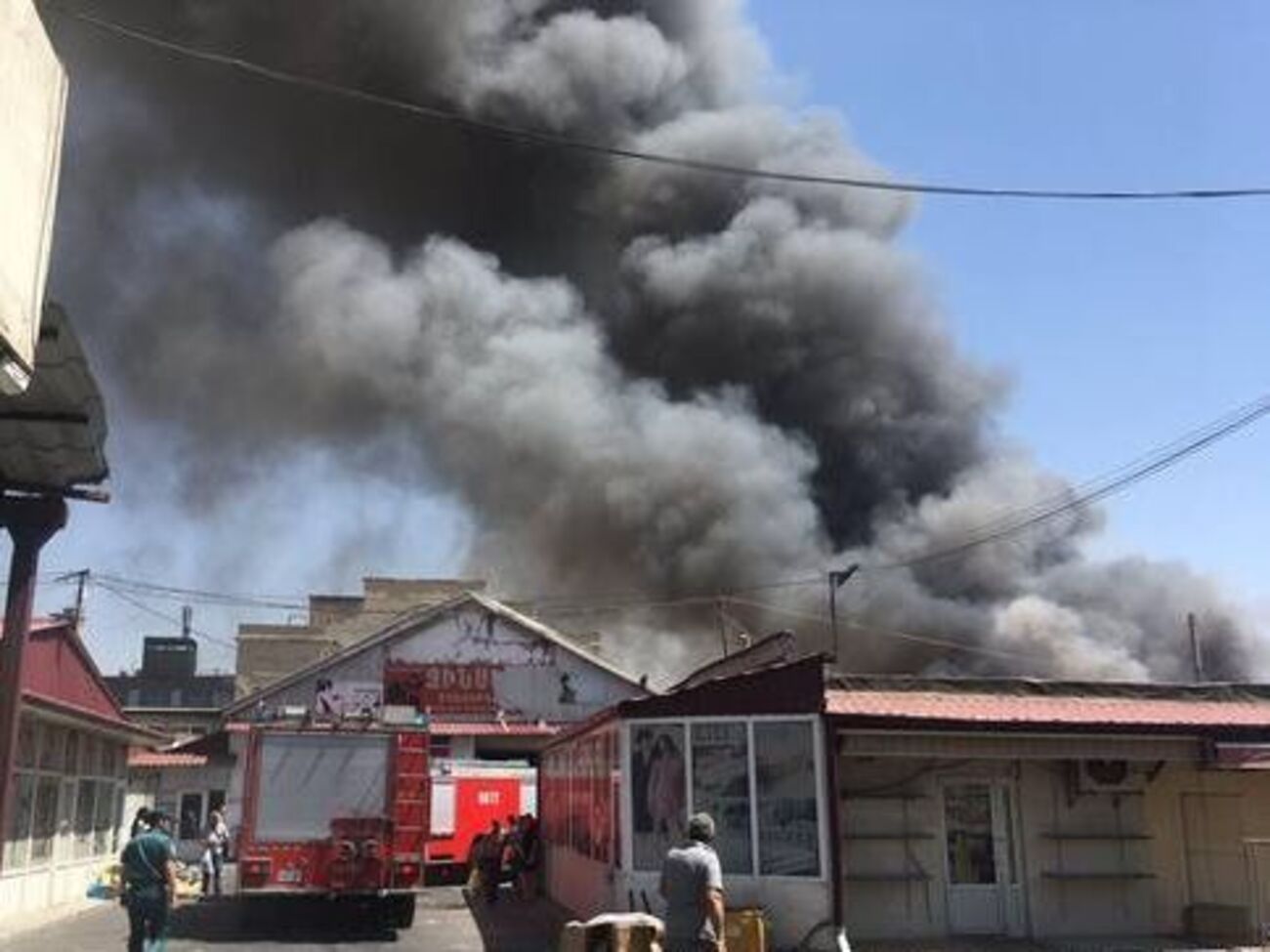 Рятувальники намагаються загасити пожежу