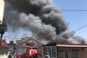 Спасатели пытаются потушить пожар