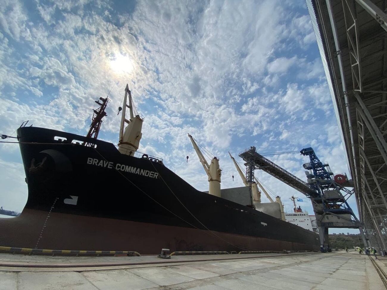 Судно Brave Commander под флагом Либерии прибыло в порт Пивденный 12 августа