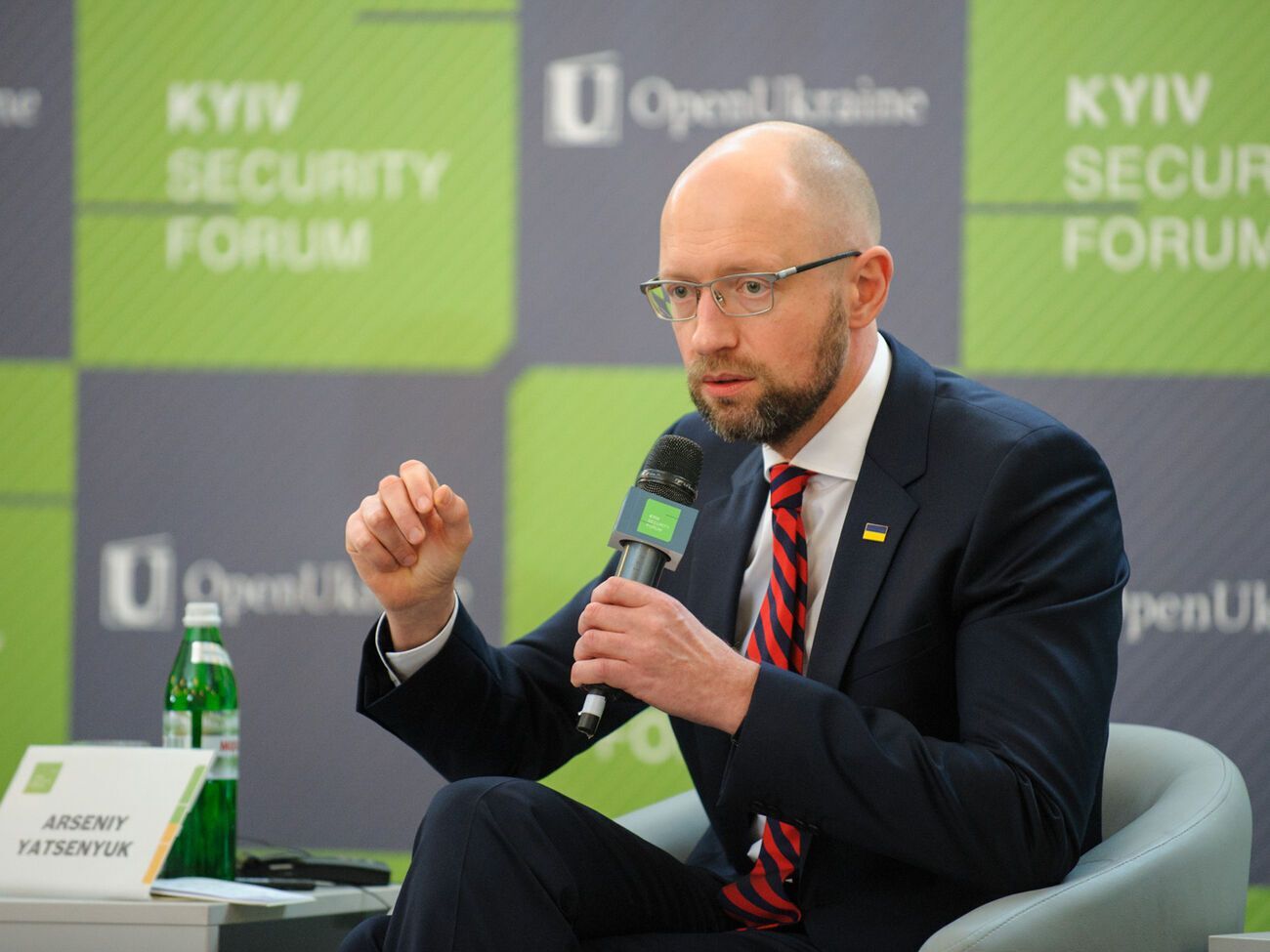 Яценюк: Потрібне введення санкцій щодо усього енергетичного експорту з РФ