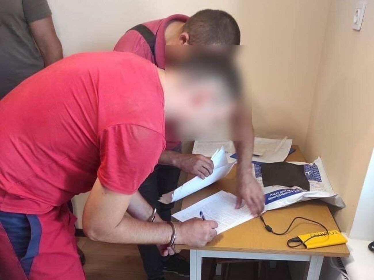По информации СБУ, подозреваемый передавал сведения российскому куратору через закрытые каналы связи