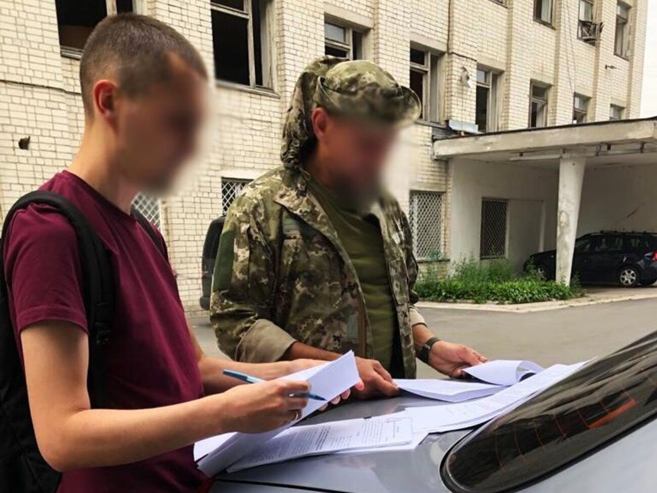 Патрульные остановили 39-летнего мужчину, двигавшегося на мотоцикле Honda, он позвал на "помощь" друзей, отметили в Нацполиции