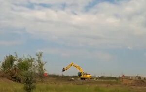 Минобороны РФ начало активное обустройство фортификационных сооружений в 300–400 метрах от забора "нового микрорайона" в Мариуполе, отметил Андрющенко