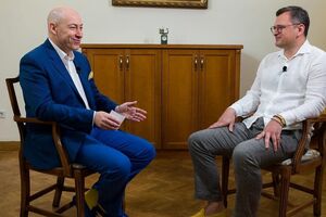 Гордон и Кулеба пришли на встречу в туфлях цвета украинского флага, не сговариваясь
