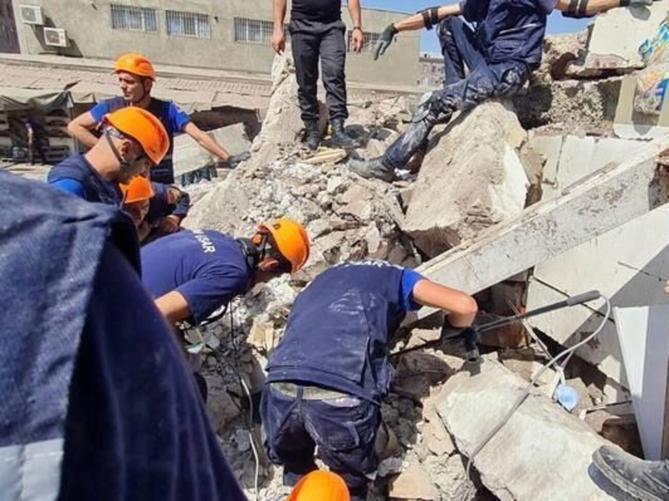Під завалами торговельного центру й далі шукають людей