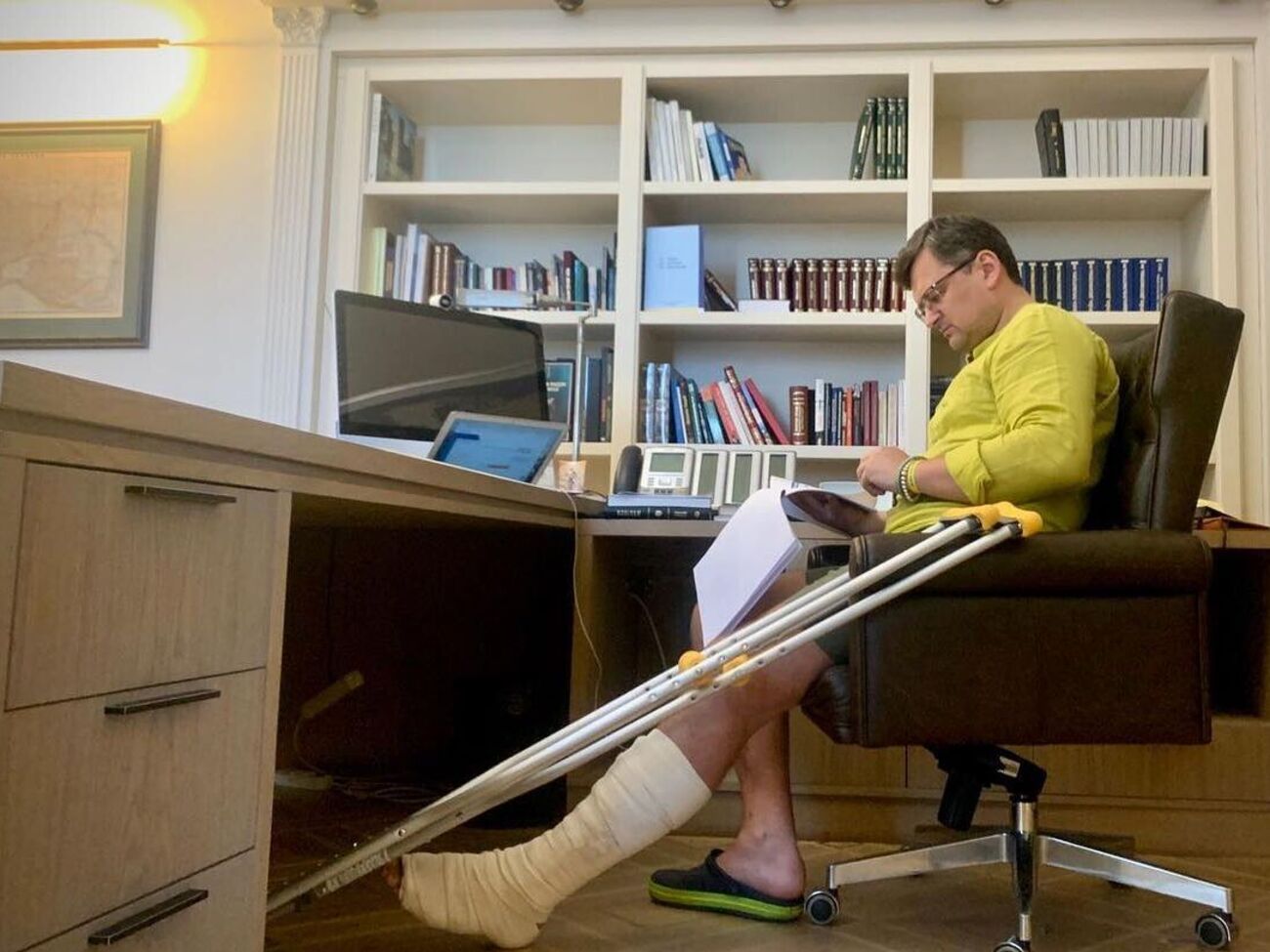 Кулеба:&nbsp;Я сделал операцию. Восемь недель на костылях. А сейчас уже хожу, но еще хромаю