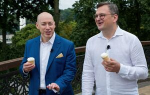 Кулеба купил себе и Гордону белый пломбир в стаканчике