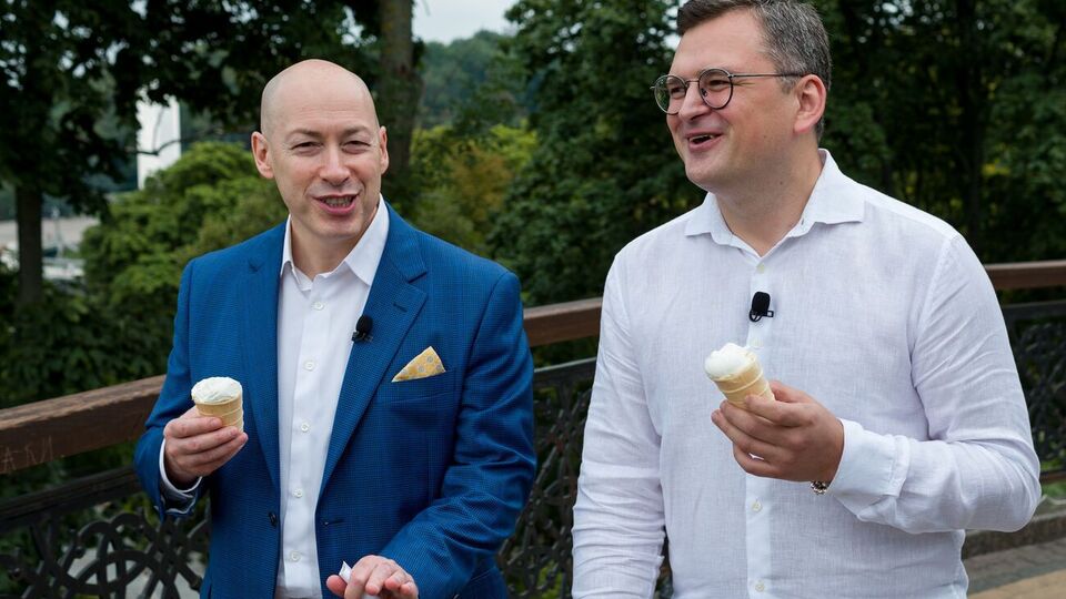 Кулеба купил себе и Гордону белый пломбир в стаканчике