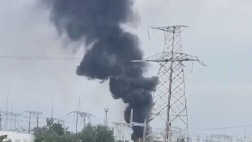 В небо поднимается черный дым